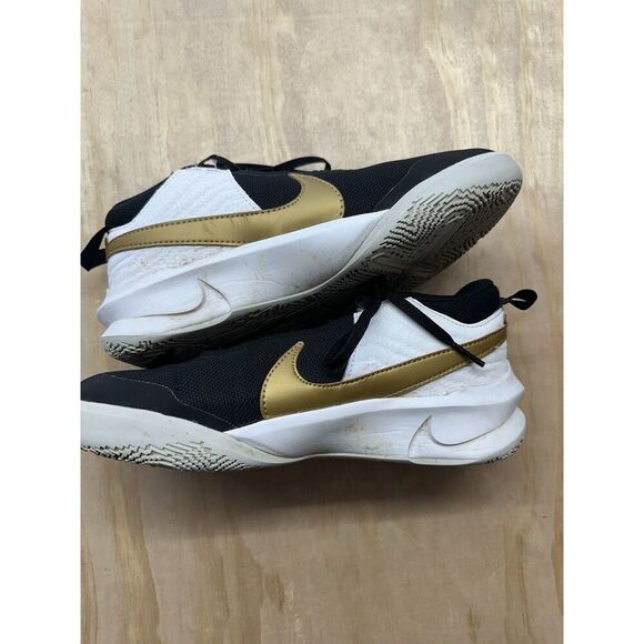 Nike Team Hustle DX-SU21 Big Kid Basketball Shoes Black Gold CW6735-002 Sz 6Y - Picture 1 of 7